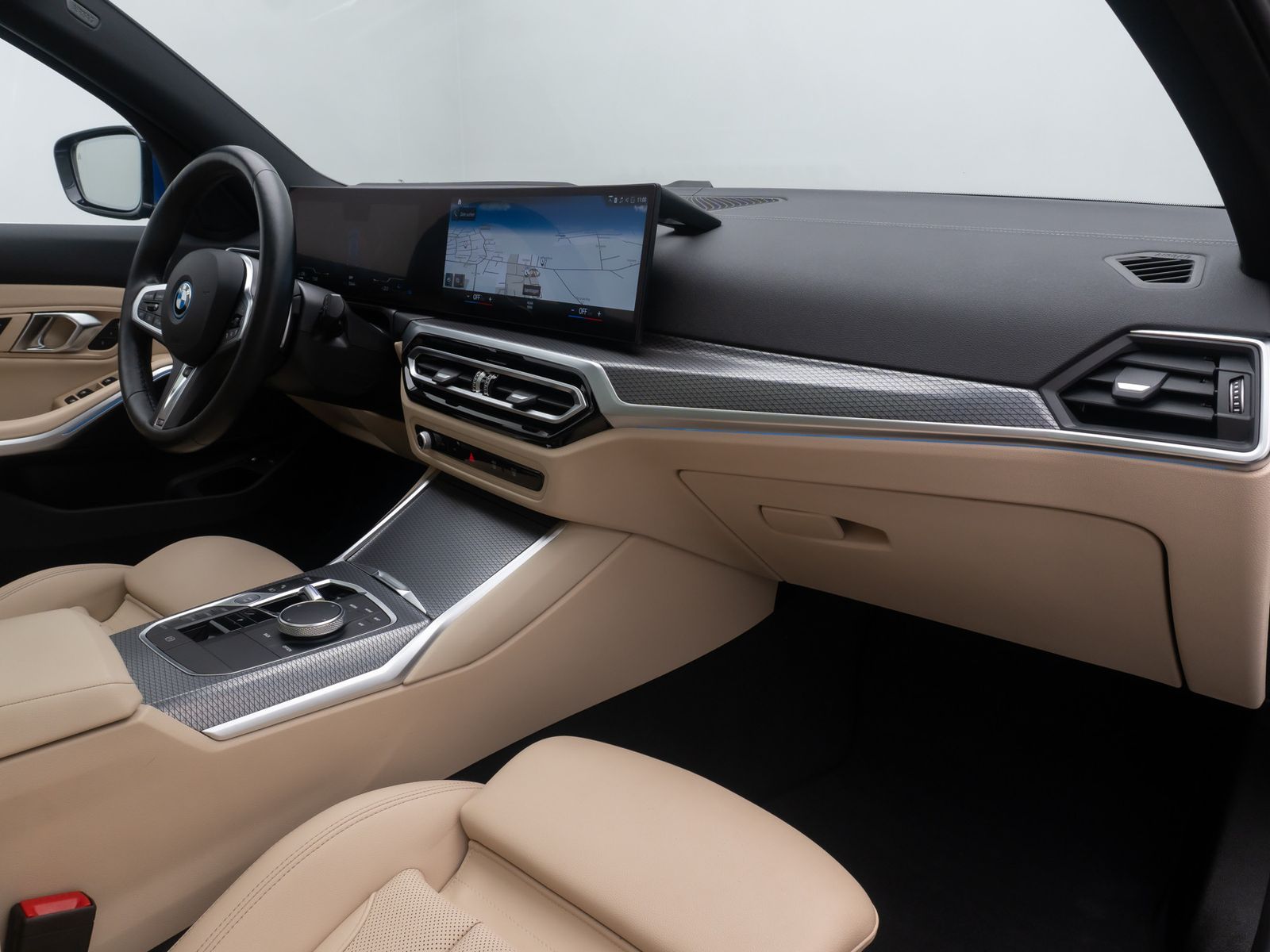 Fahrzeugabbildung BMW 330e xD  M Sport Panorama Kamera HUD DAB HiFi