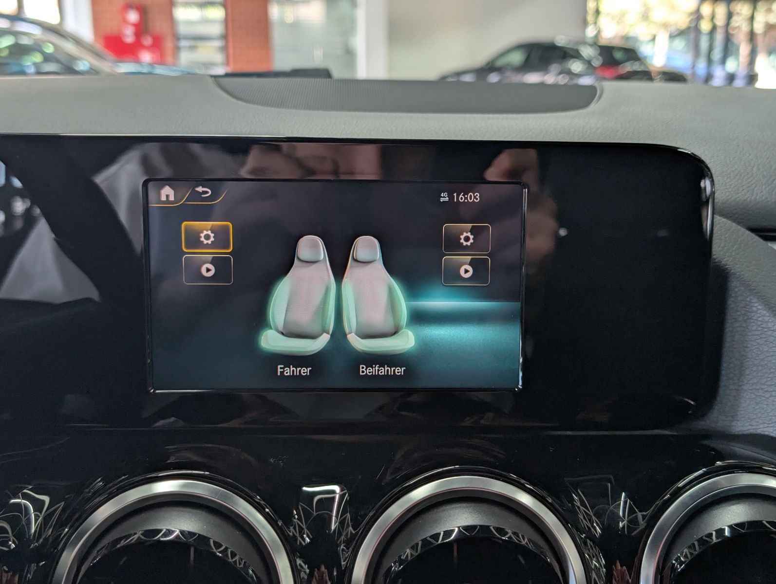 Fahrzeugabbildung Mercedes-Benz GLA 200 d LEDER AHK MBUX VIRT APP KAM SHZ ALU18"