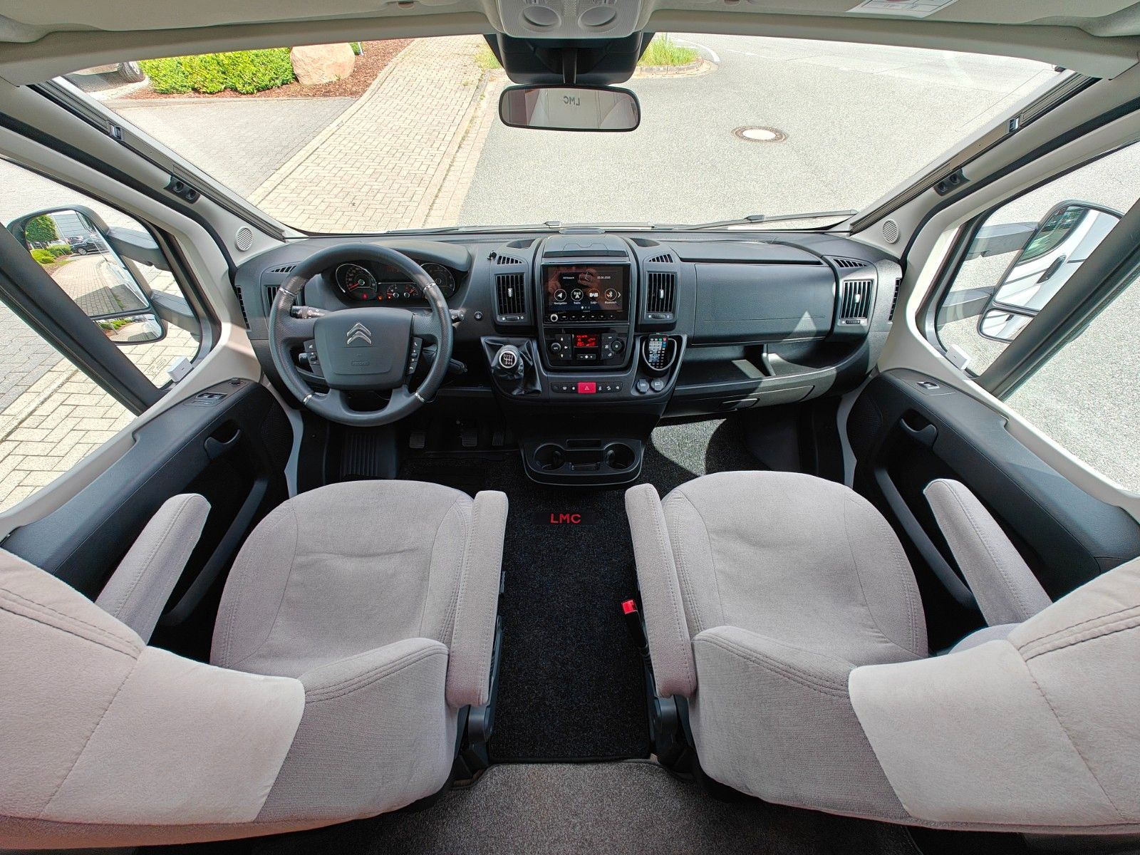 Fahrzeugabbildung LMC Tourer Lift H 730 G - Luftfeder, Winterpaket -