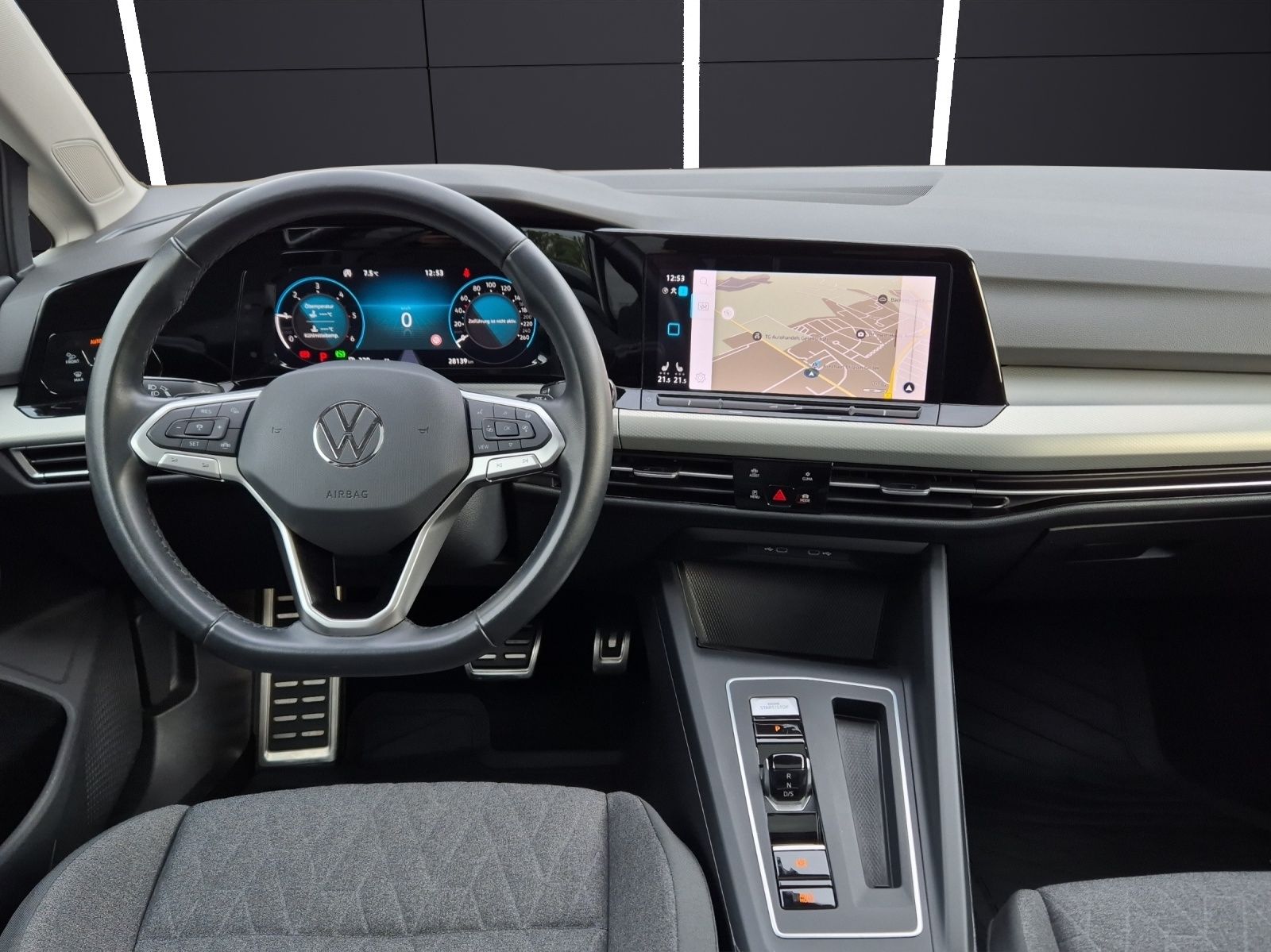 Fahrzeugabbildung Volkswagen Golf VIII MOVE LED ACC AHK PANO HuD AID NAVI