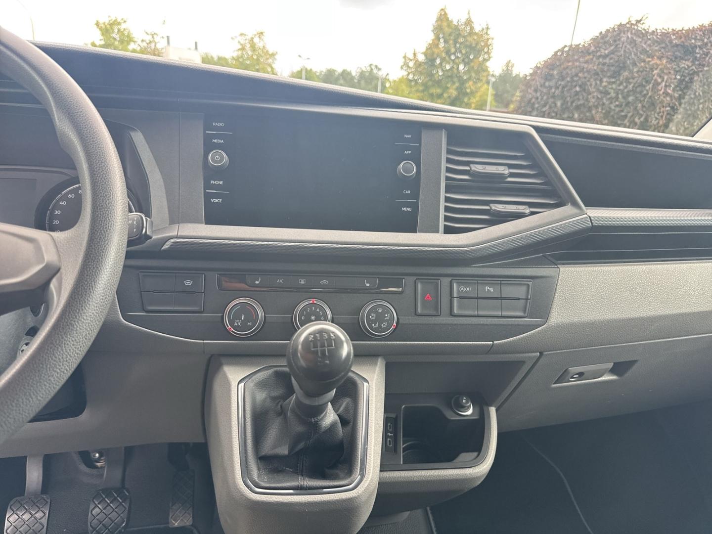 Volkswagen T6.1 Kasten 2.0 TDI L1H1 AHK Navi LED Dyn. Kurve
