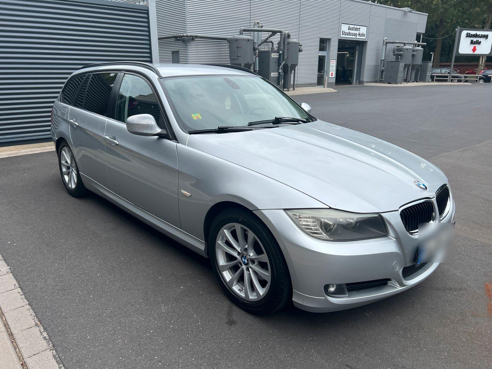 BMW 318 2011 — interior