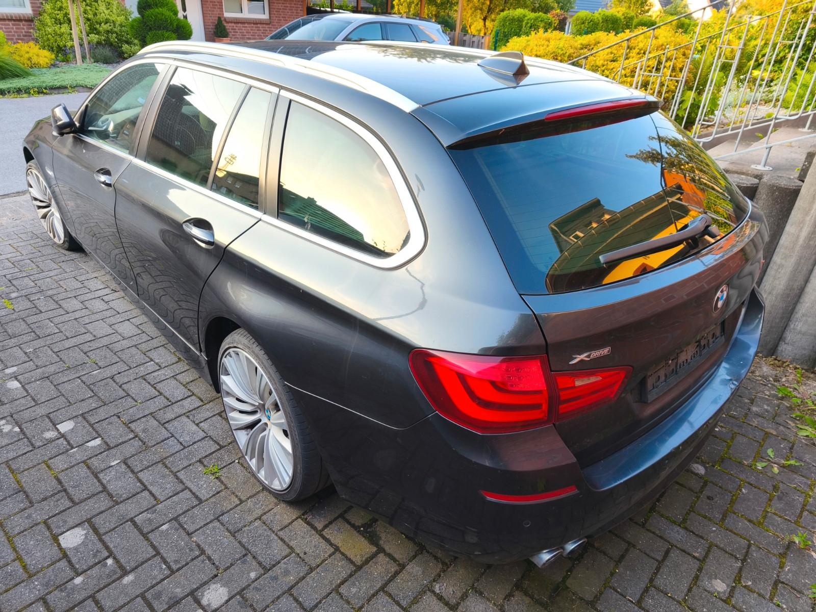 BMW 530d xDrive Touring, schwarz, Kombi, Navi, Leder