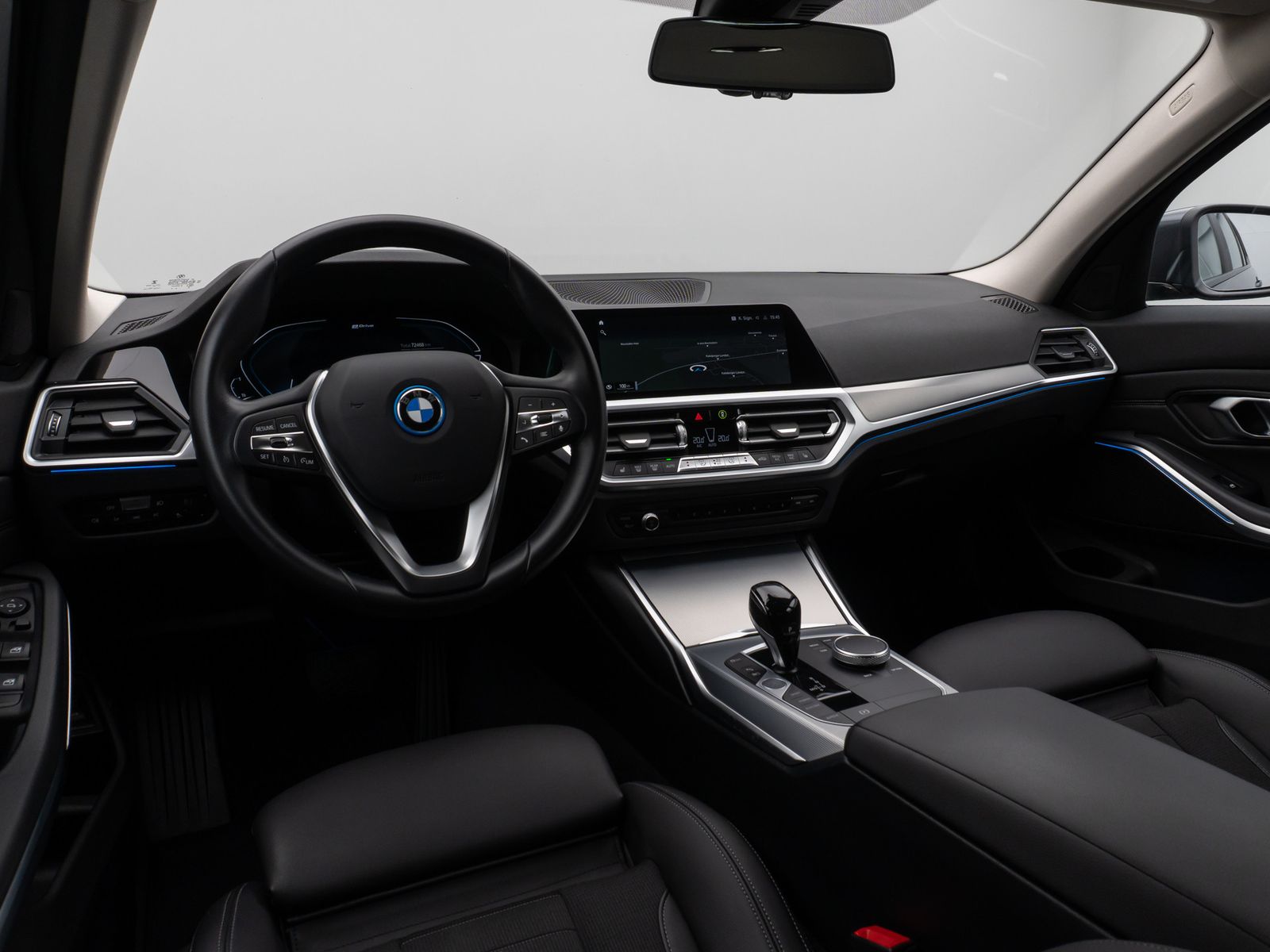 Fahrzeugabbildung BMW 330e Kamera DAB HiFi DrivingAssist Alarm Sport