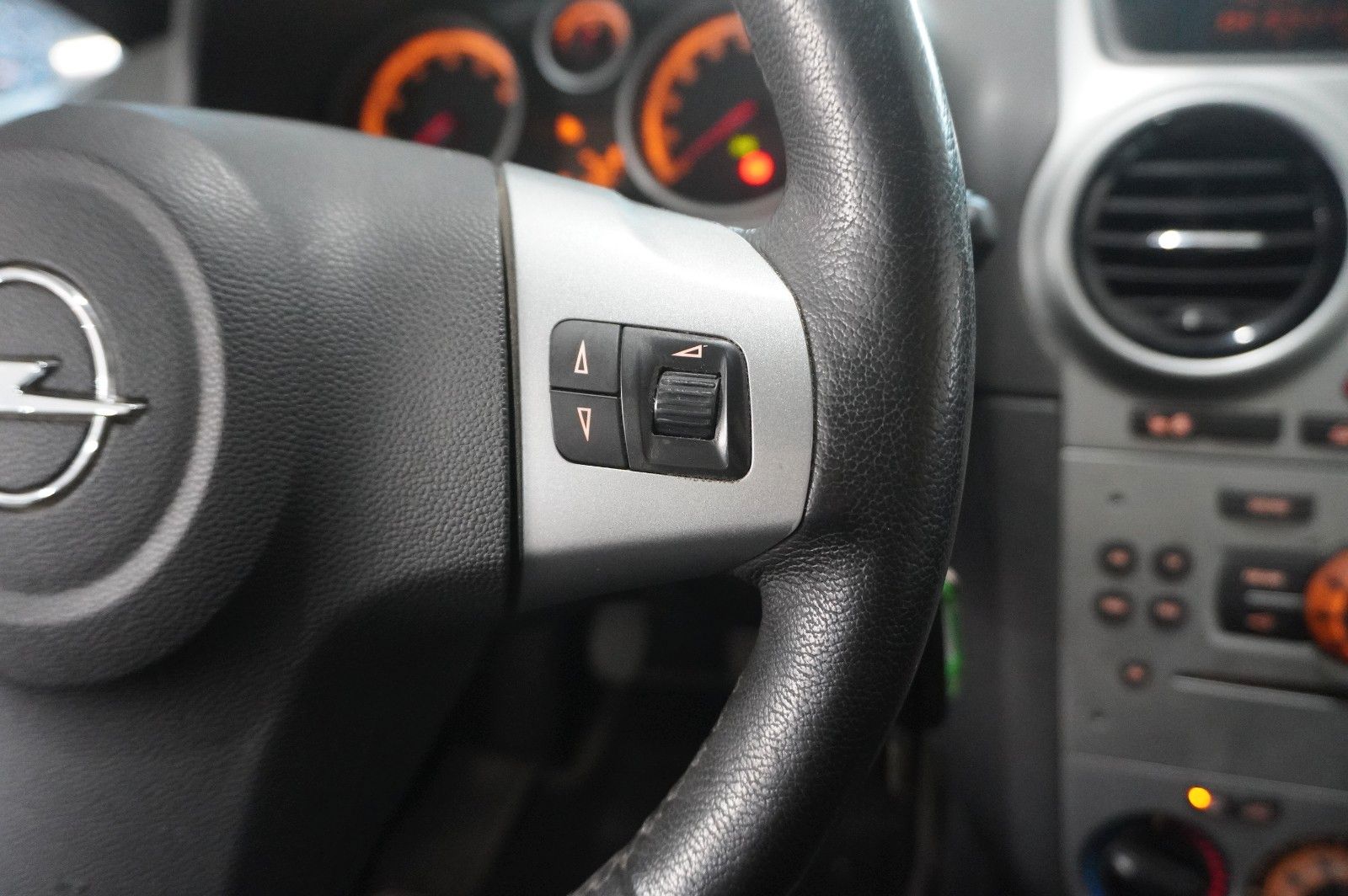 Fahrzeugabbildung Opel Corsa D 1.4 TÜR 150 JAHRE KLIMA/SHZ/TEMP./SPORT