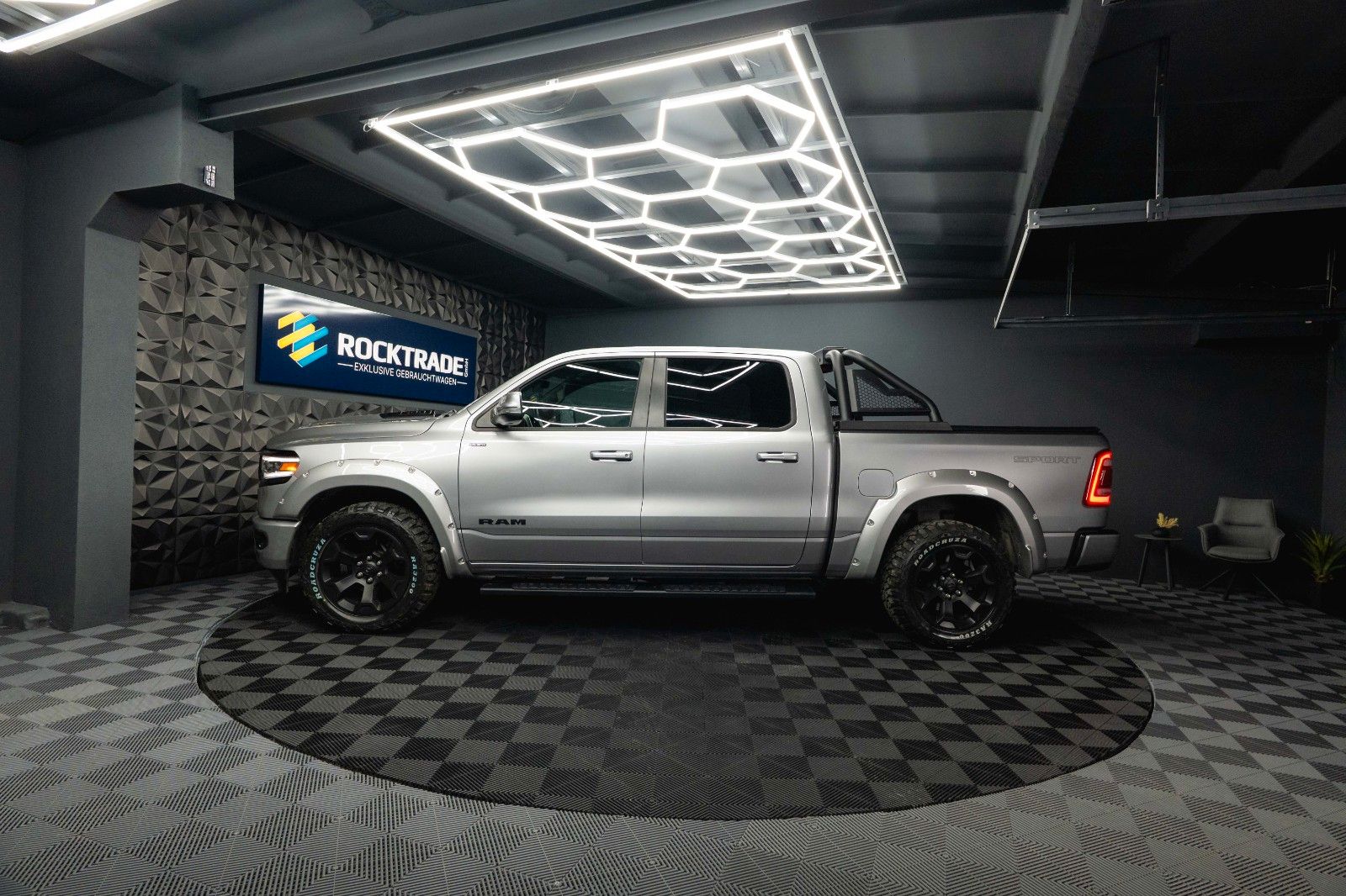 Fahrzeugabbildung Dodge RAM 5.7 V8 HEMI 4x4 Offroad Night Limited 19%