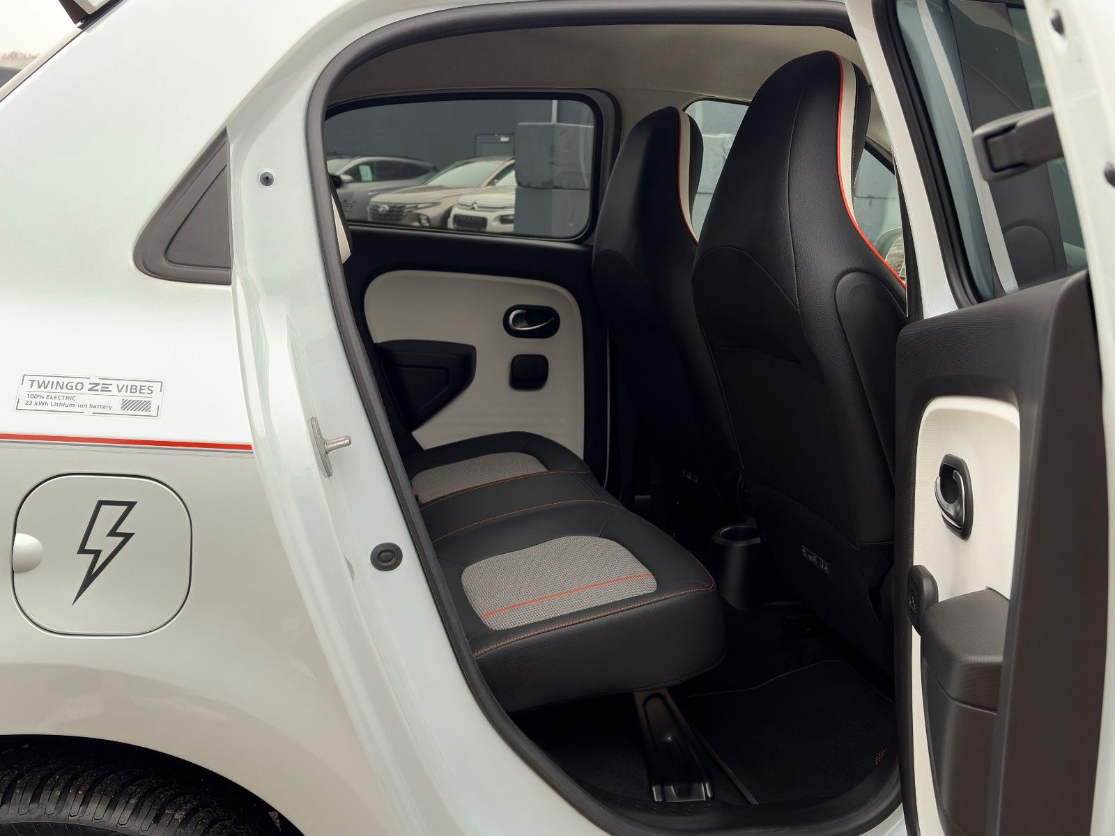 Fahrzeugabbildung Renault Twingo Vibes Electric Tempomat Carplay CAM SHZ