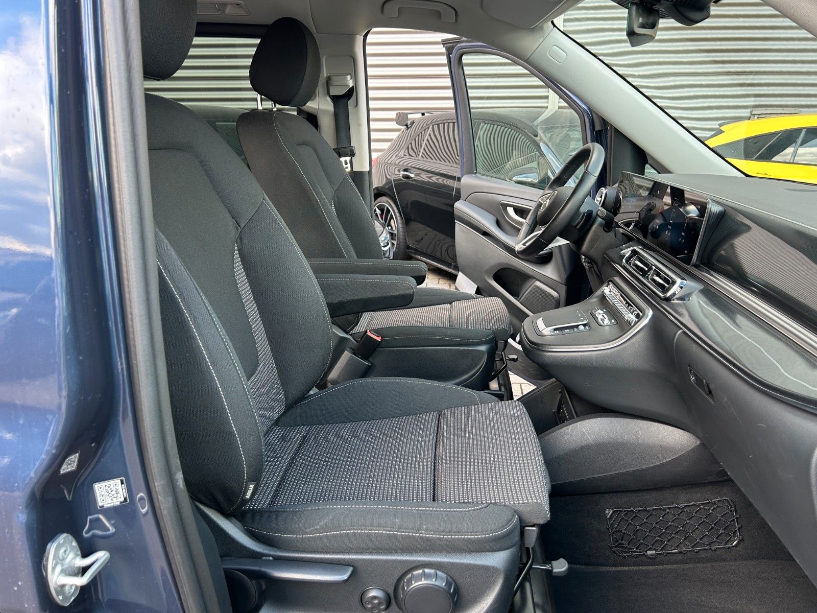 Fahrzeugabbildung Mercedes-Benz V 300 d STYLE DISTRONIC Stdheiz AHK2,5to 360