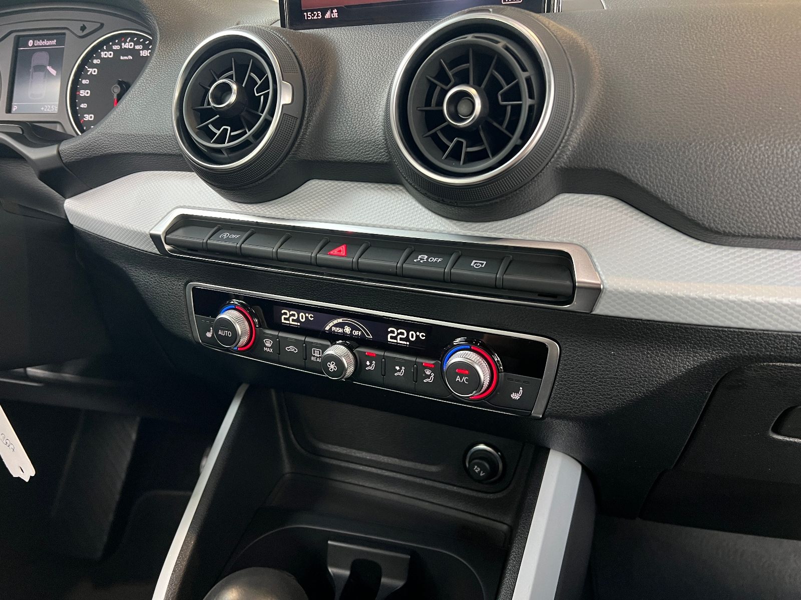 Fahrzeugabbildung Audi Q2 35 TFSI S Line AHK LED NAVI ALU