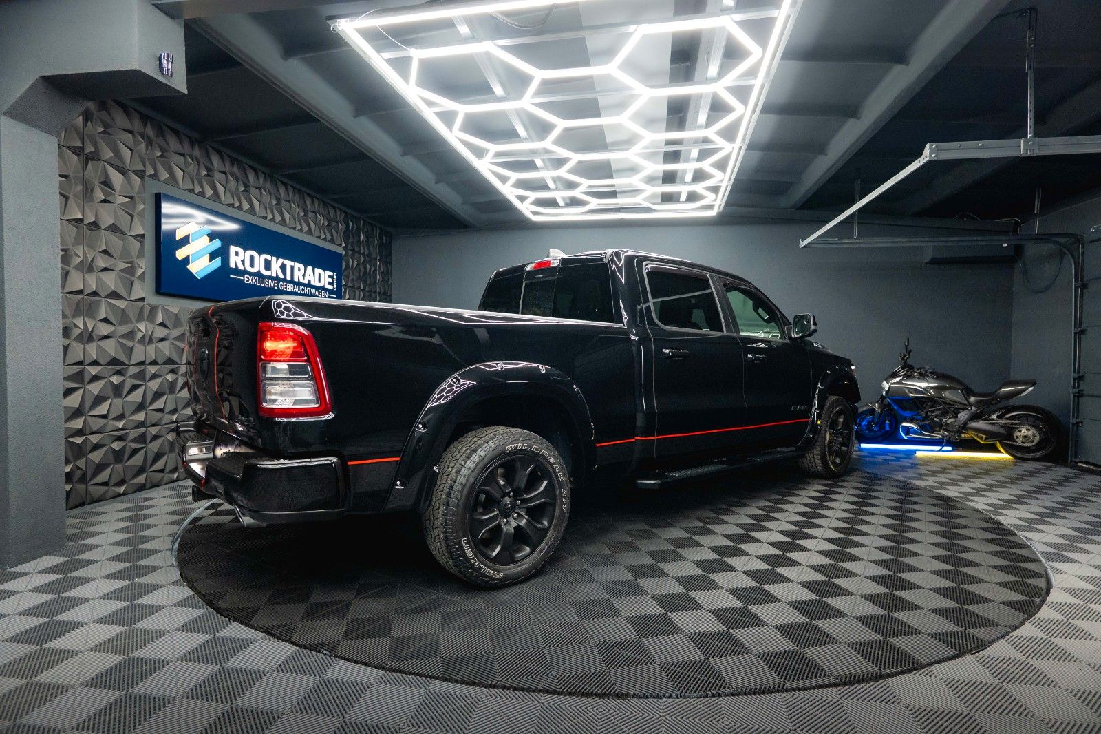 Fahrzeugabbildung Dodge RAM 5.7 V8 HEMI 4x4 BLACK Limited Longbed 19%