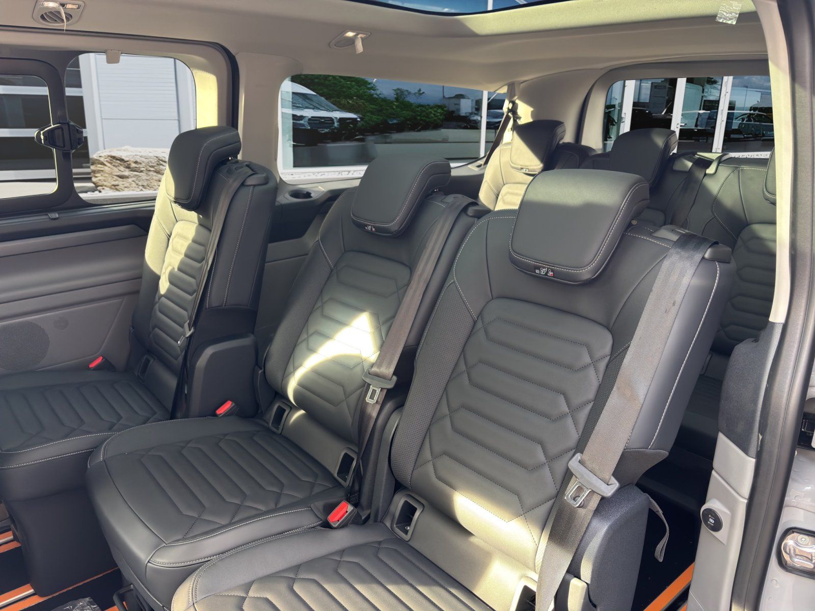 Fahrzeugabbildung Ford Tourneo Custom 320 L2 Tourneo Titanium FWD