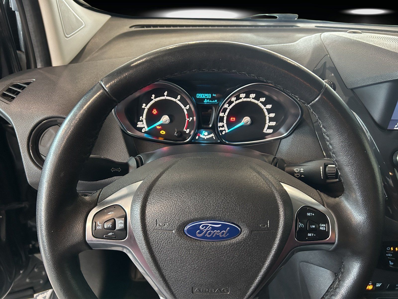 Fahrzeugabbildung Ford Tourneo Courier Titanium