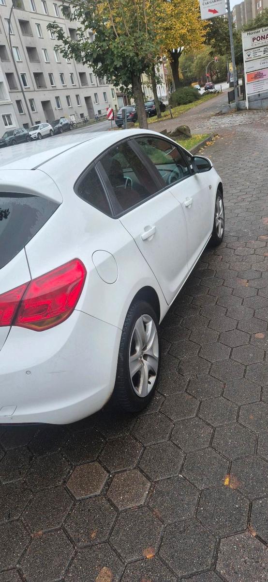 Opel Astra 2011 — photo 7