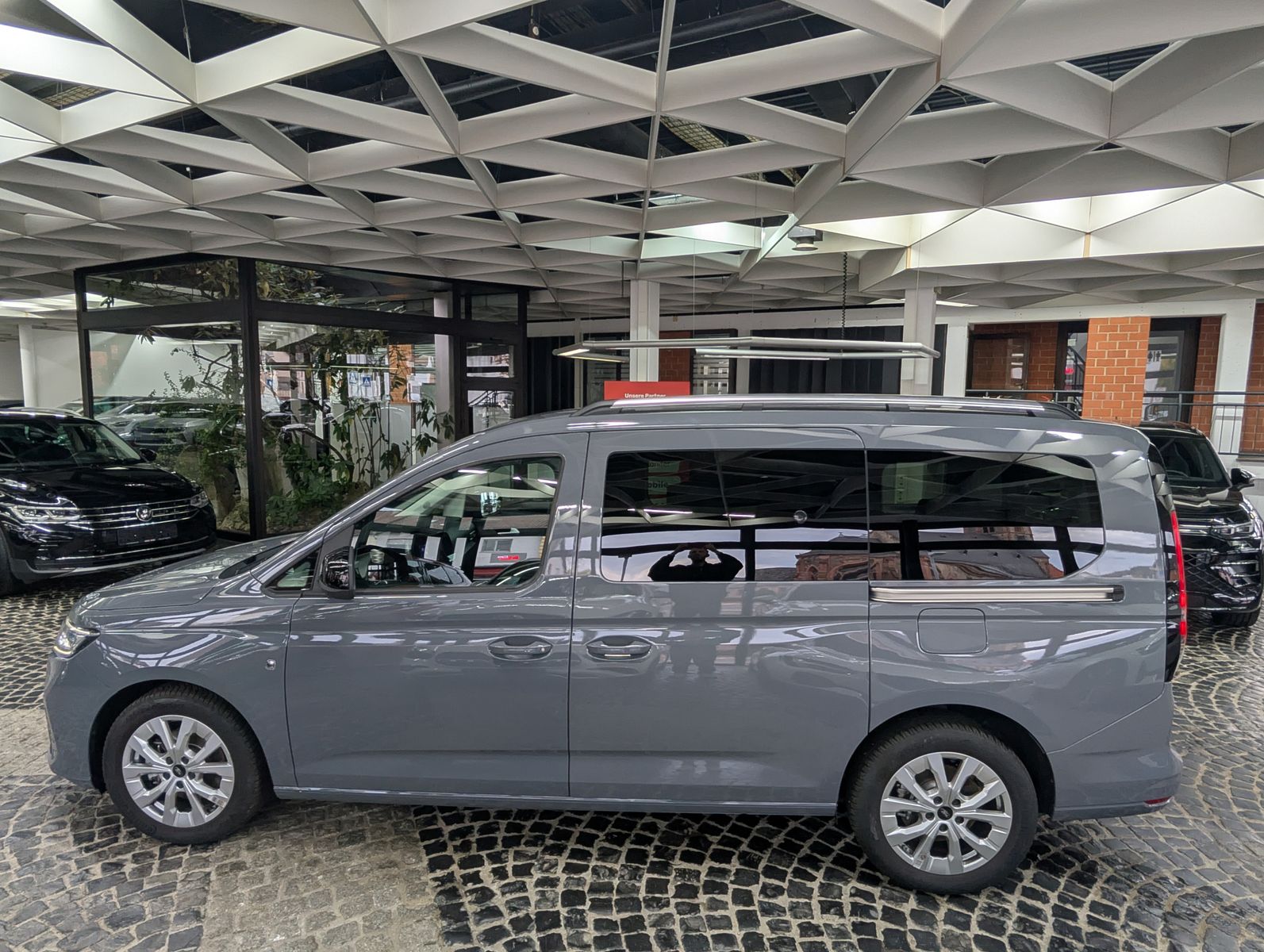 Fahrzeugabbildung Ford Tourneo Connect L2 Titanium 7-Sit Bi-LED Cam AHK