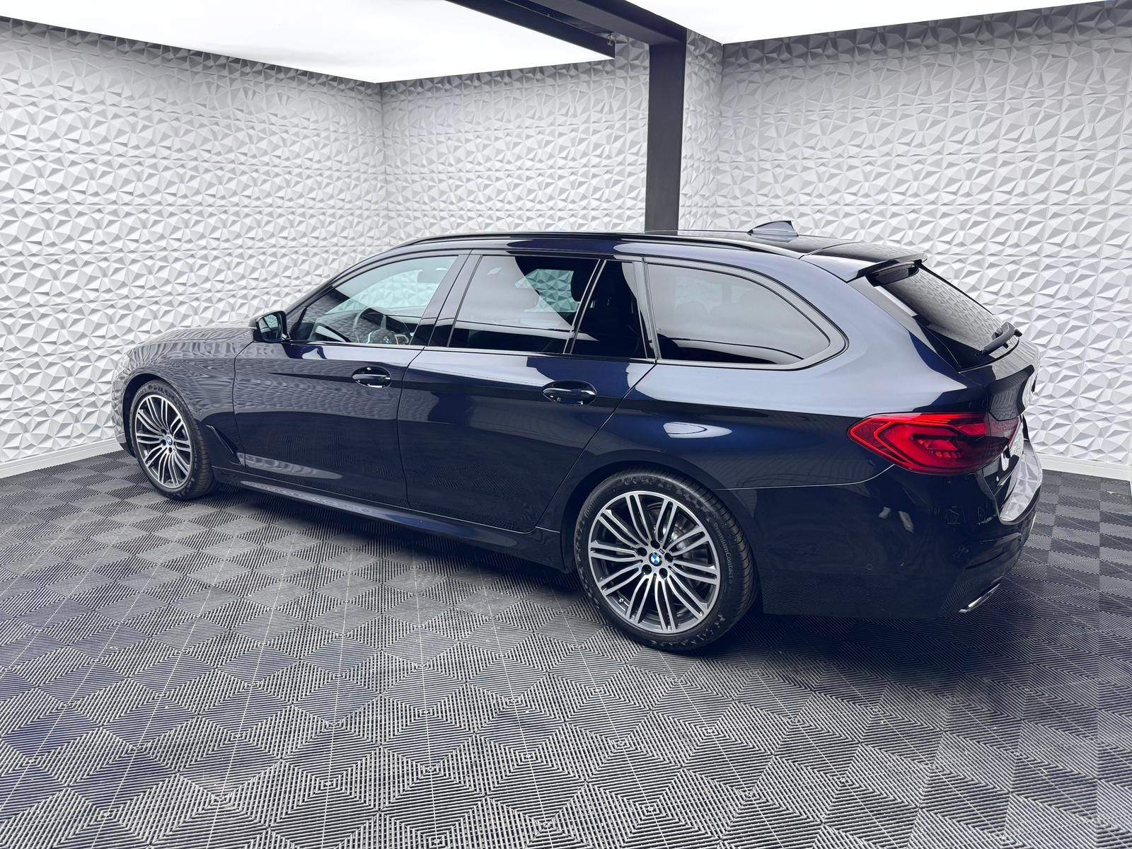 Fahrzeugabbildung BMW 520d M-PAKET/ACC/PANO/HUD/DA+/KEYL/LED/R-CAM/DAB