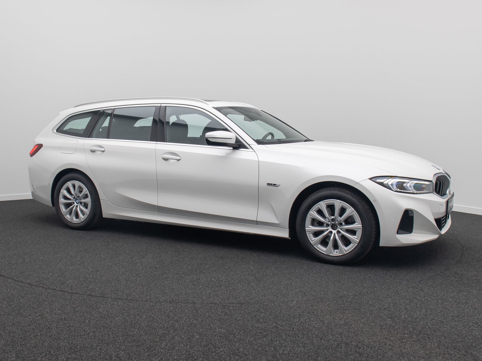 Fahrzeugabbildung BMW 330e xD Panorama HUD H/K AHK Alarm Sport Leder