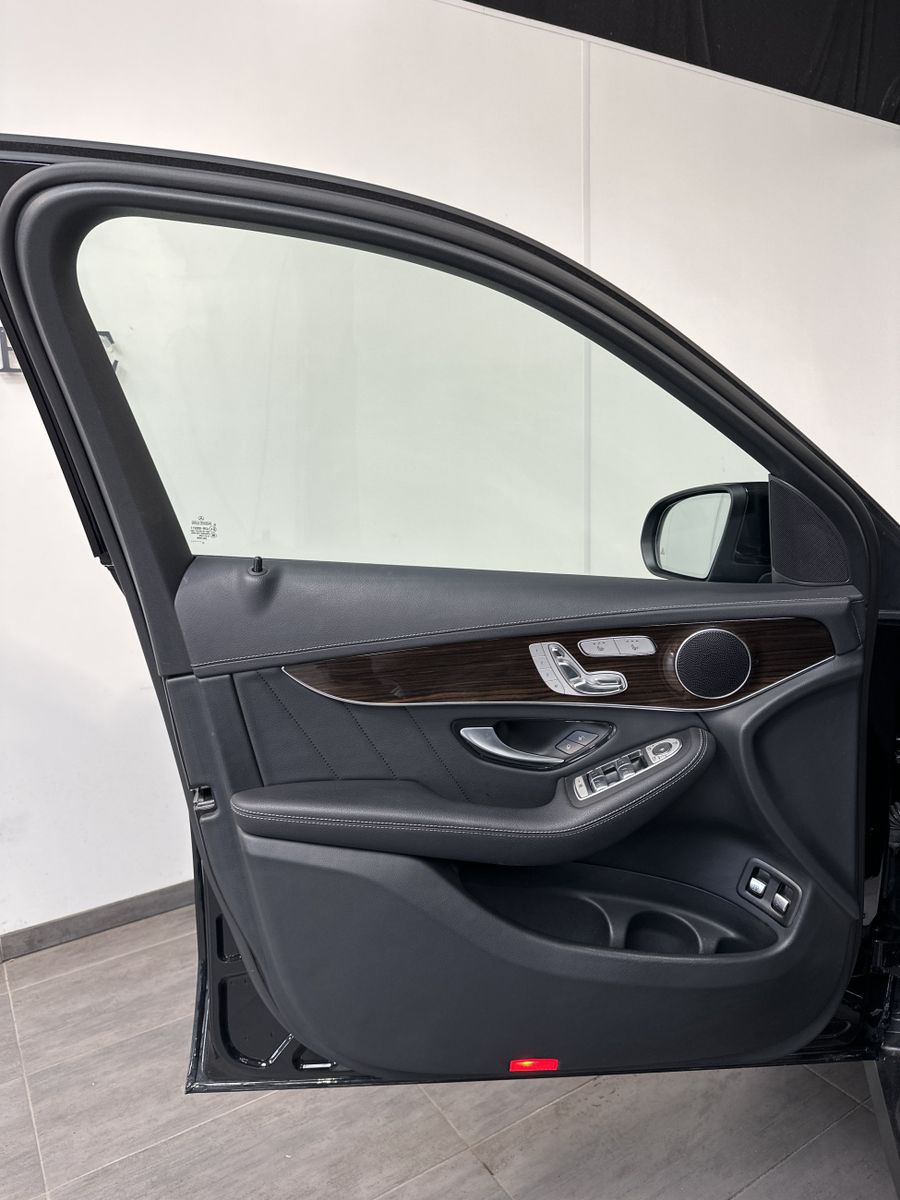 Fahrzeugabbildung Mercedes-Benz GLC 300e 4MATIC AMG Line NAV+HUD+LED+ACC+19ZO+PP