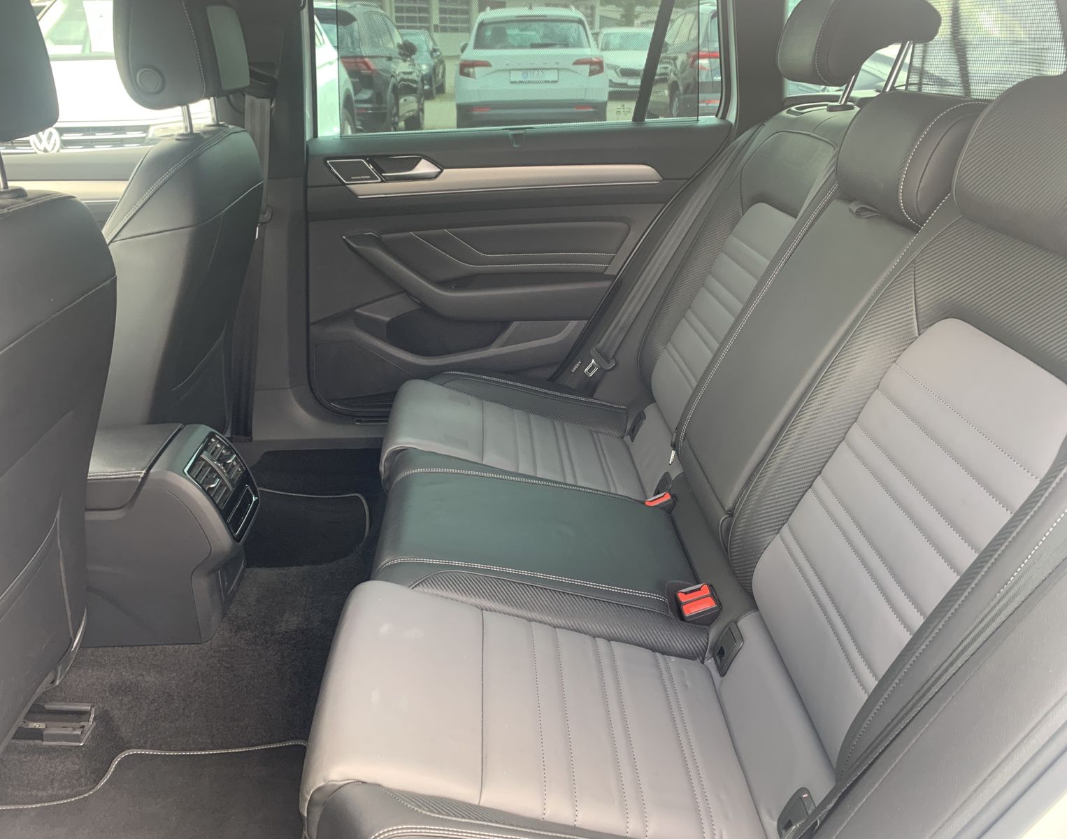 Fahrzeugabbildung Volkswagen Passat Variant 2.0 TDI*R-Line*4Motion*Leder*AHK*