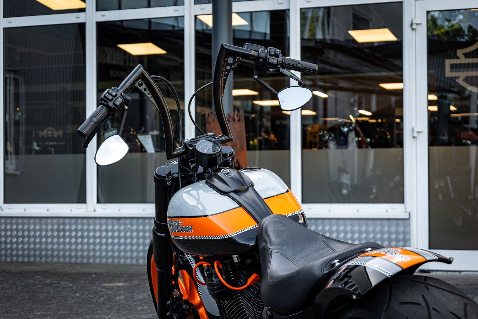 Fahrzeugabbildung Harley-Davidson FXSB Breakout 103 - Kesstech/Airride/Heckumbau -