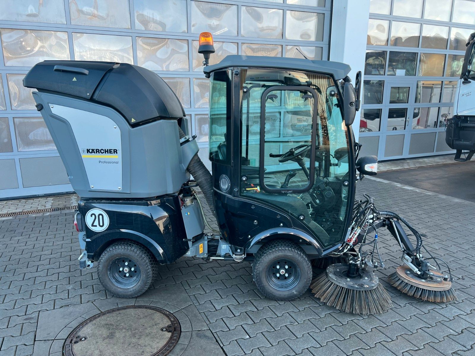 Fahrzeugabbildung Kaercher MIC C /  nur 197h! / Kehrmaschine / 2021