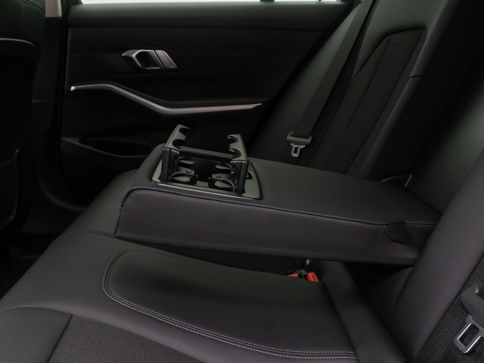 Fahrzeugabbildung BMW 330e Kamera DAB Stop&Go AHK Sport Fernlichtassis