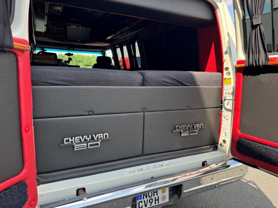 Fahrzeugabbildung Chevrolet Chevy Van G20 5.7 V8 Tiara komplett gemacht