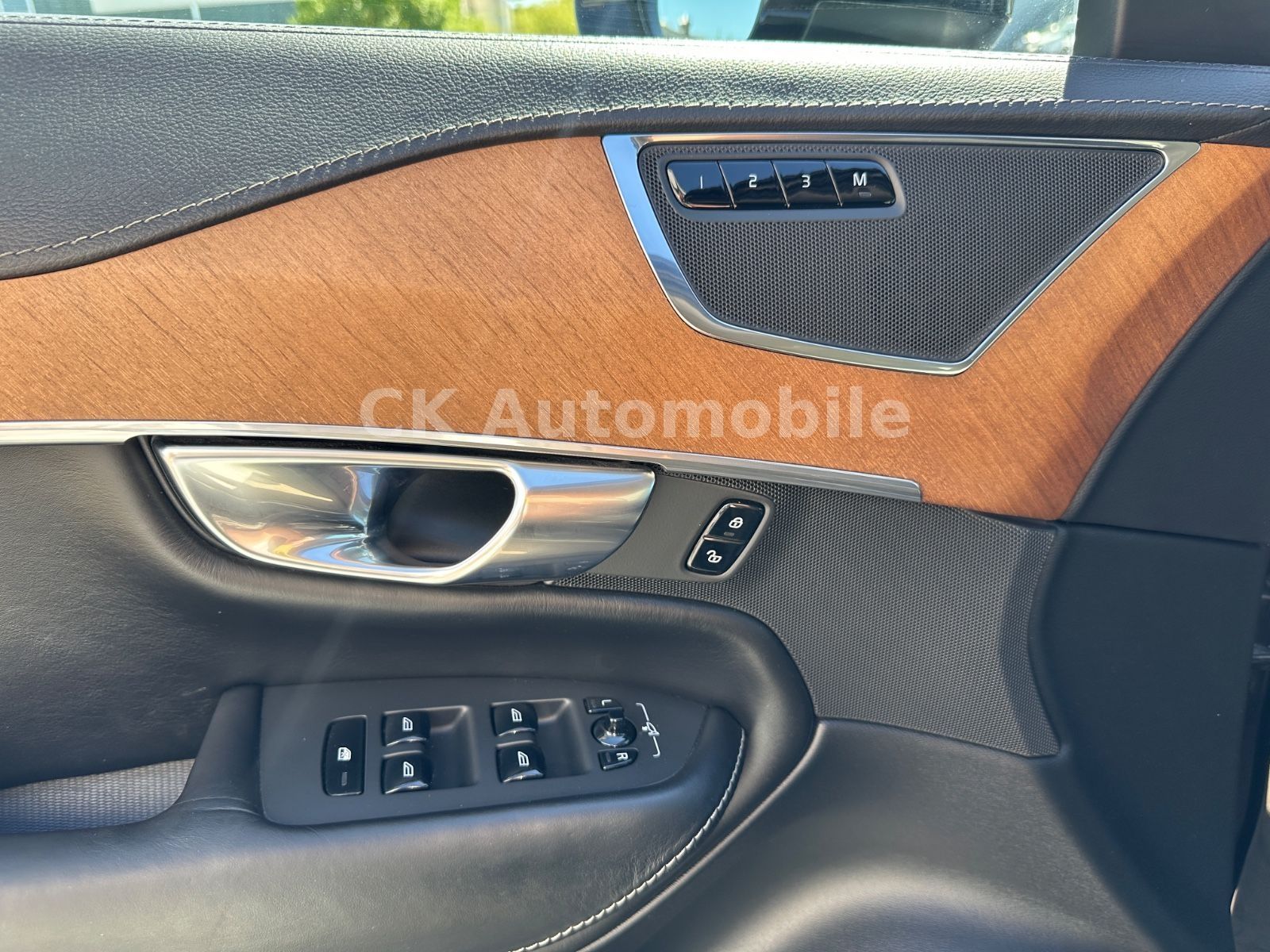 Fahrzeugabbildung Volvo XC90 T5 Inscription AWD/7Sitze/BLIS/LED/360°/AHK
