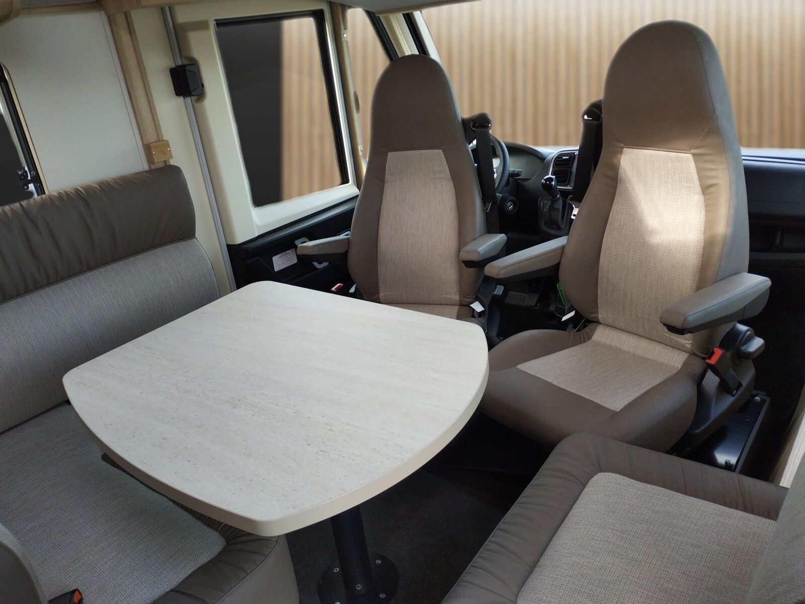 Fahrzeugabbildung Eura Mobil Integra Line IL 720 EB Mondial-Plus-Paket