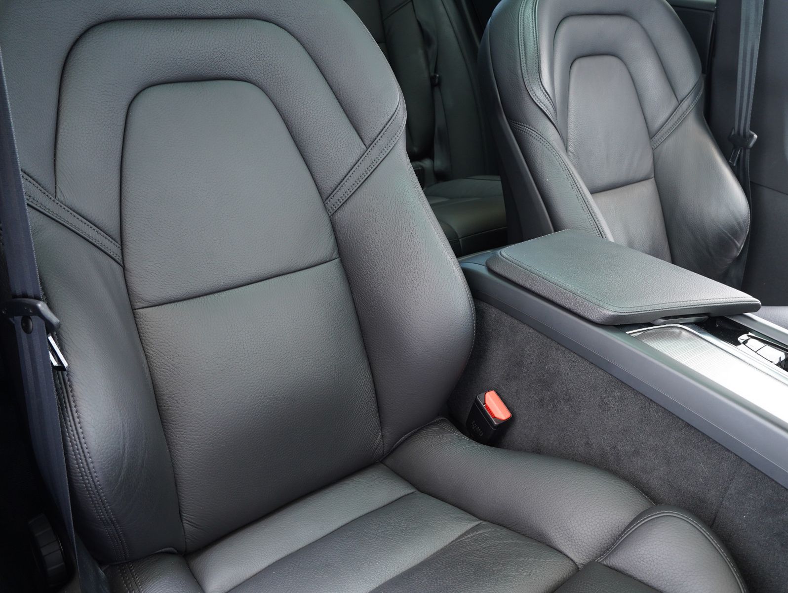 Fahrzeugabbildung Volvo V60 D4 AWD Inscription BLIS/INTELLISAFE/PANORAMA