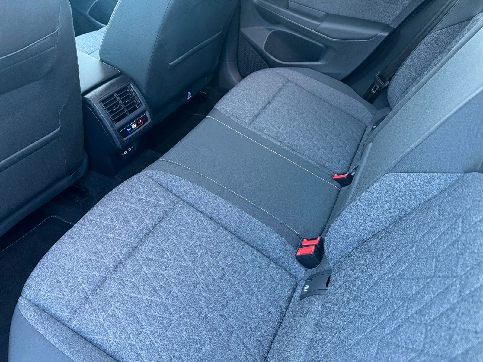Fahrzeugabbildung Volkswagen Golf VIII Lim. Move 1.5 eTSI