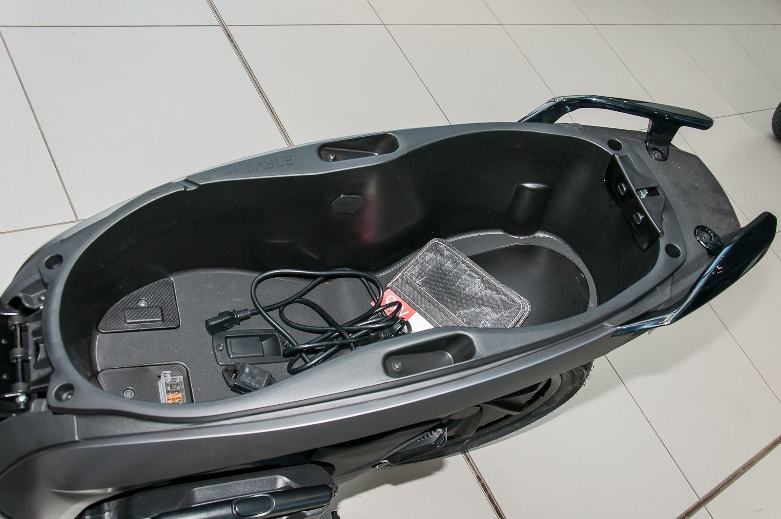 Fahrzeugabbildung SEAT MO 125 Staufach für zwei Helme, LED, USB