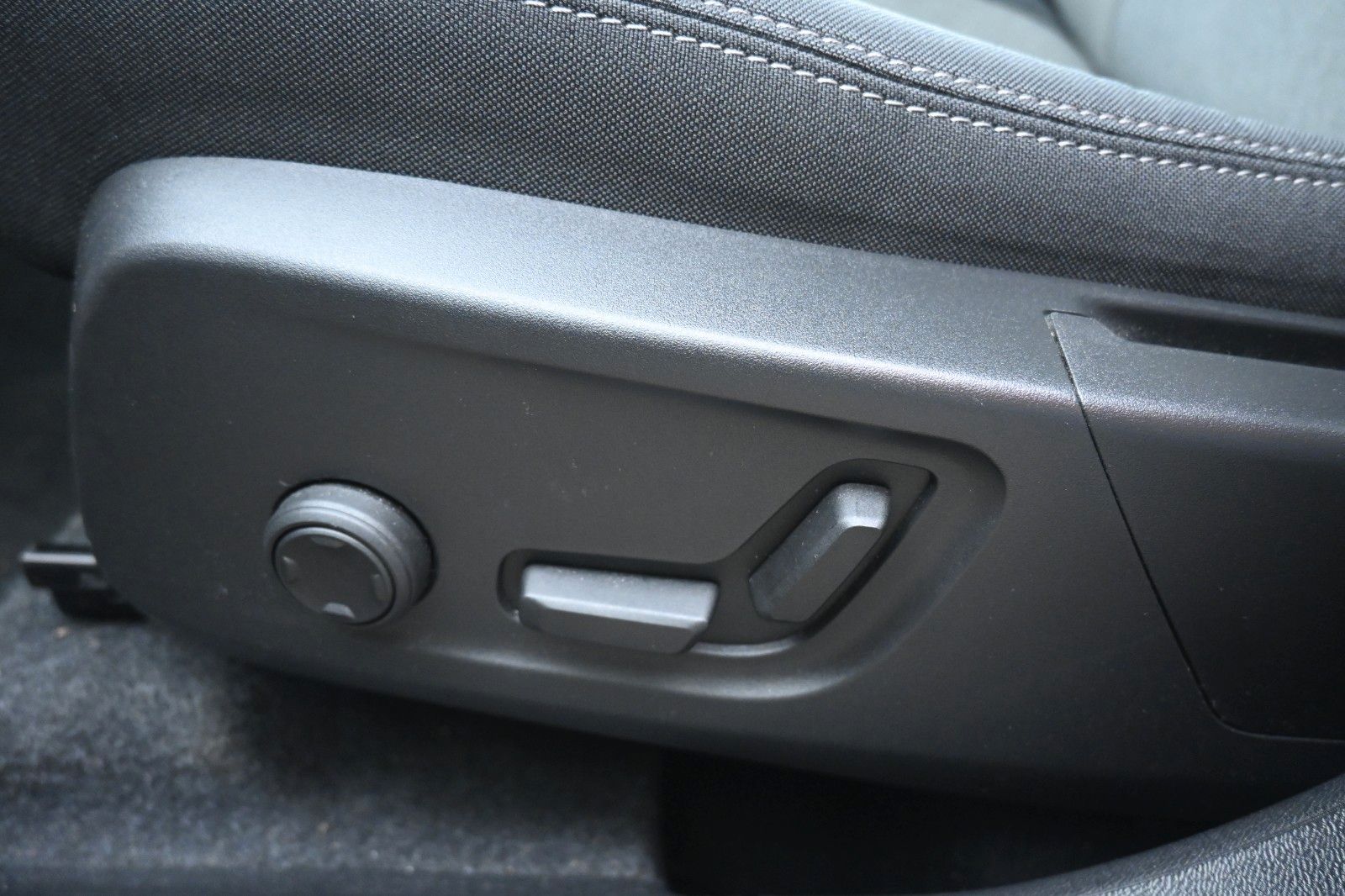 Fahrzeugabbildung Volvo XC40 B3 DKG Plus Dark*FSHZG*360°*ACC