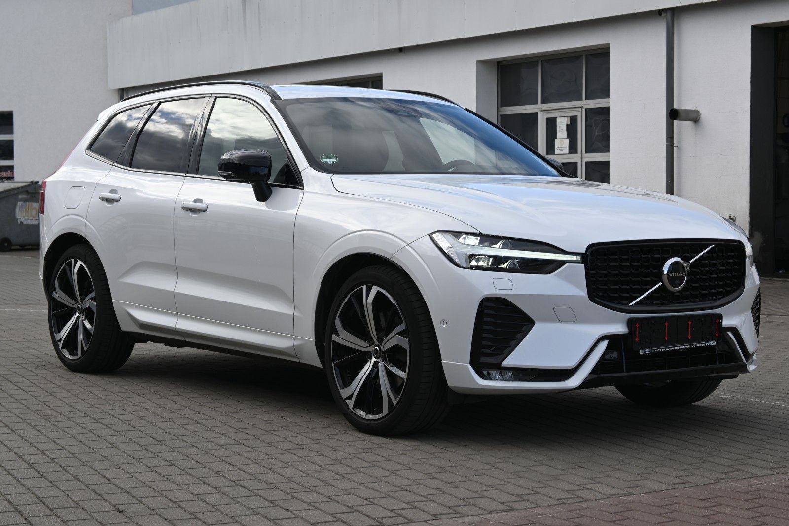 Fahrzeugabbildung Volvo XC60 B4 Ultimate Dark AWD*LUFT*360°*SDTHZG*LED
