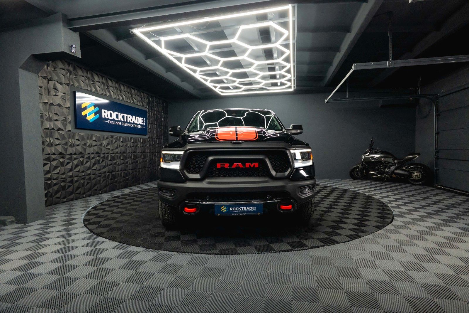 Fahrzeugabbildung Dodge RAM 5.7 V8 HEMI 4x4 REBEL AXLE LOCK Airmatic LED