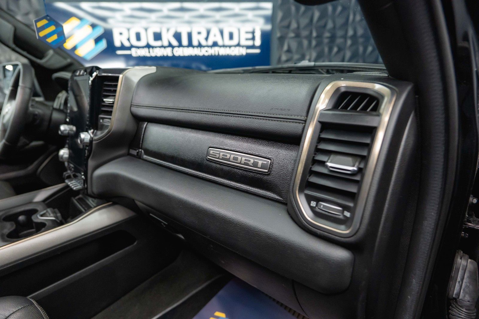 Fahrzeugabbildung Dodge RAM 5.7 V8 HEMI 4x4 NIGHT LARAMIE *Pano*RAMBOX*