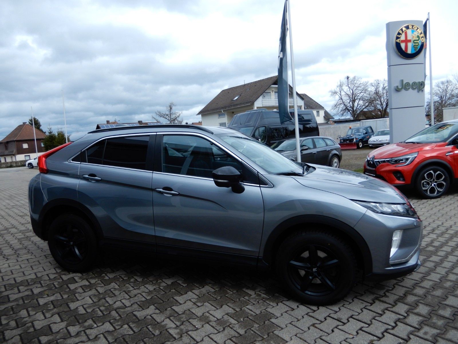 Fahrzeugabbildung Mitsubishi Eclipse Cross 2.2 CVT 4x4 Active+ 259€/M. 0€ Anz