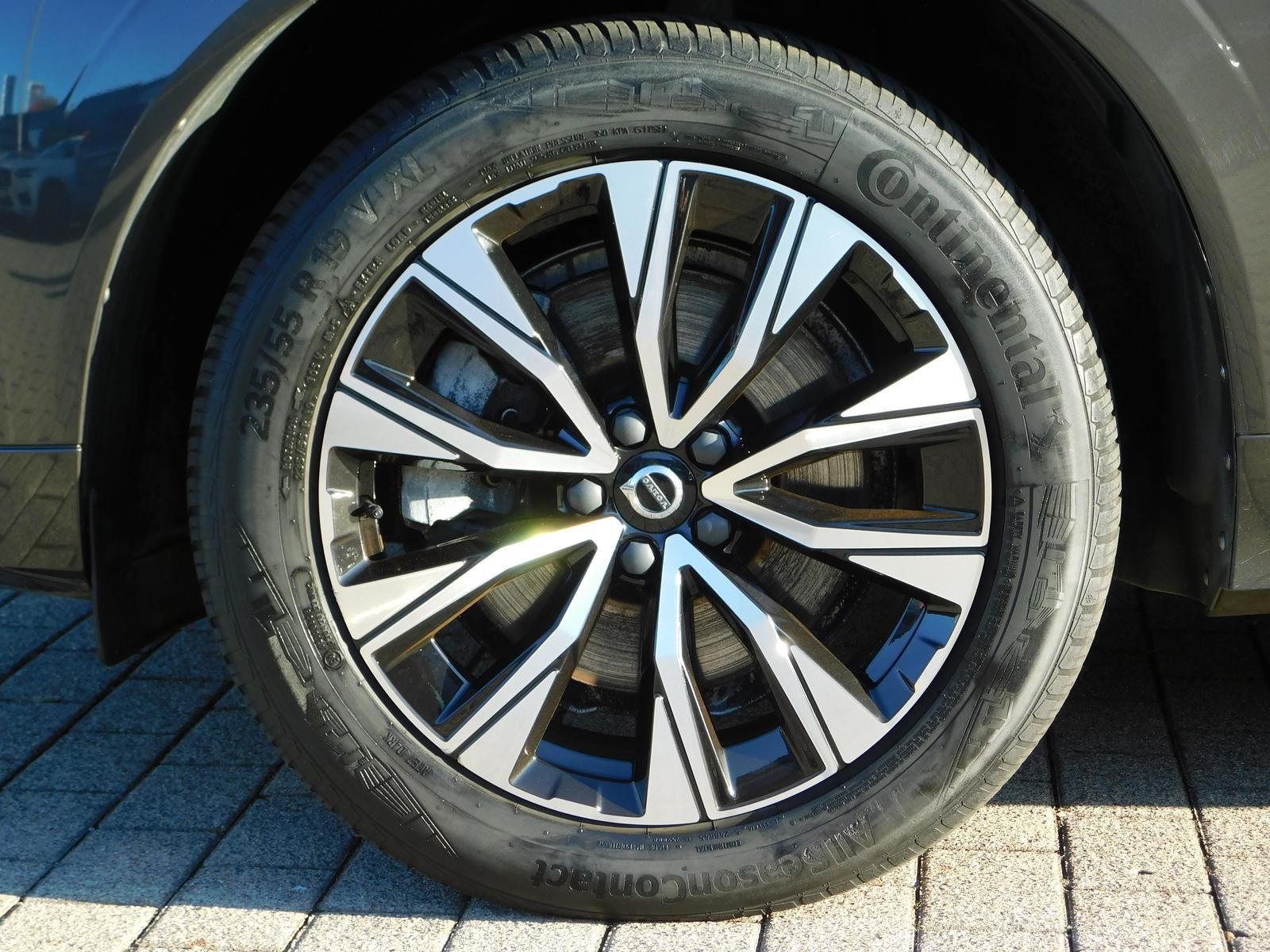Fahrzeugabbildung Volvo XC60 B4 D AWD Plus Dark