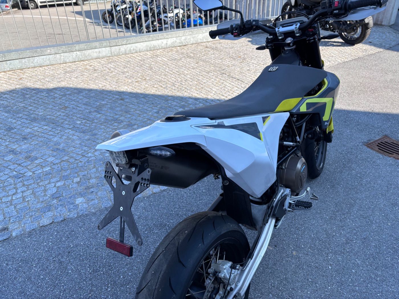 Fahrzeugabbildung Husqvarna 701 Supermoto , Kurzer KZH,