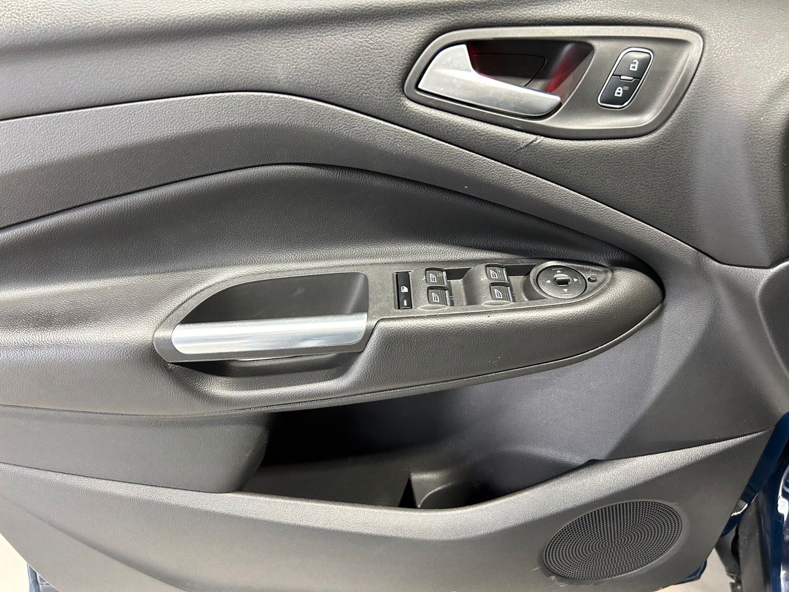 Fahrzeugabbildung Ford Kuga Titanium/PANO/AMBIENTE/KAMERA