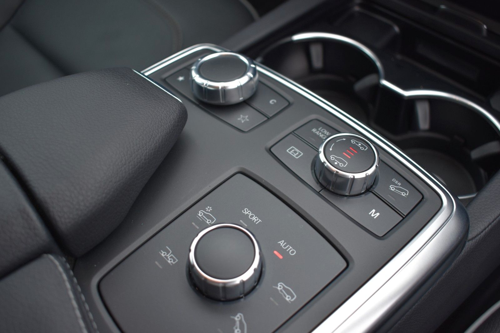 Fahrzeugabbildung Mercedes-Benz ML 350 CDI BlueTec 4Matic AHK/PANO/DISTRONIC