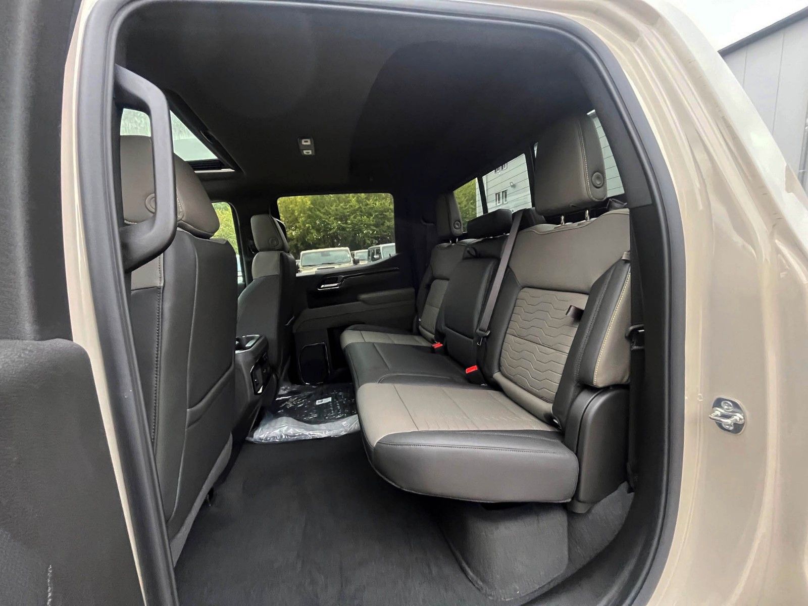 Vehicle photo 11