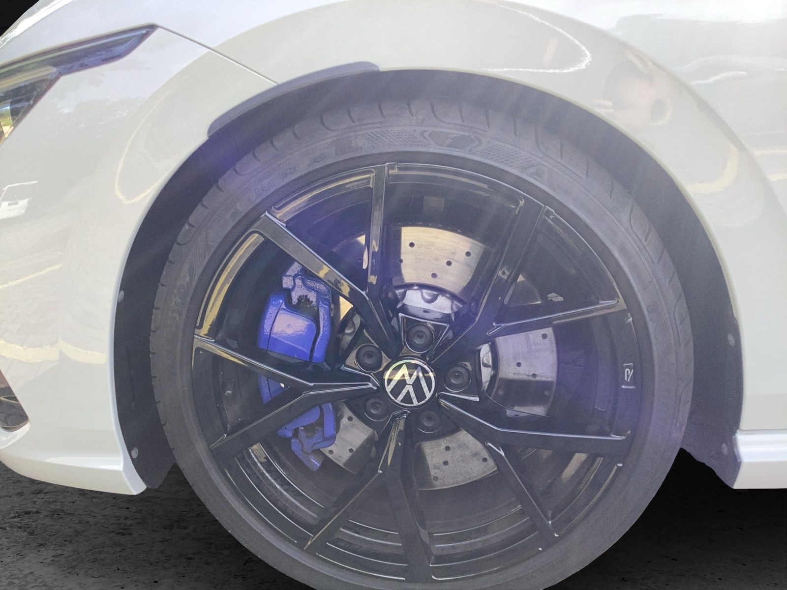 Fahrzeugabbildung Volkswagen Golf VIII R DSG 4M Black-Stye Matrix Akrapovic H