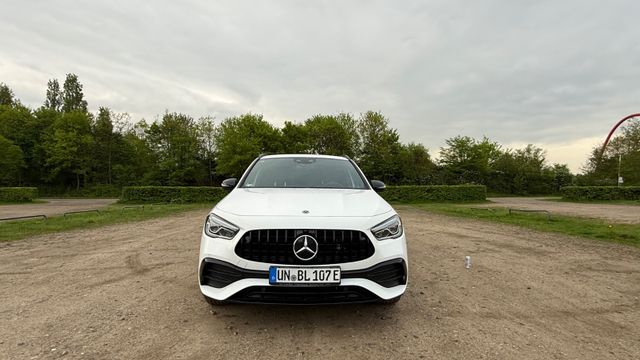 MERCEDES-BENZ GLA 250 e mit AMG night paket
