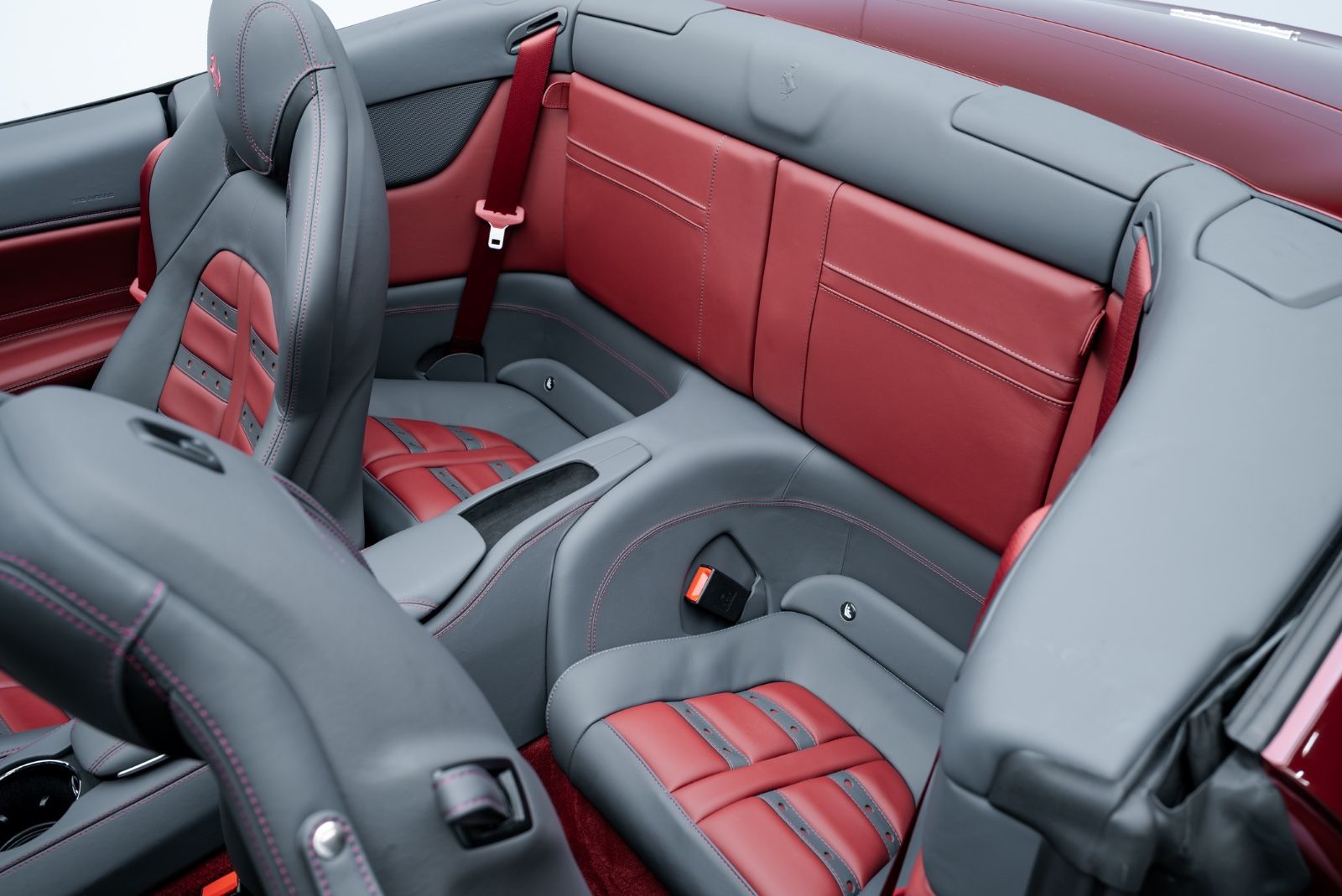 Fahrzeugabbildung Ferrari California T ATELIER/SPECIAL COLOUR/WENIG KM