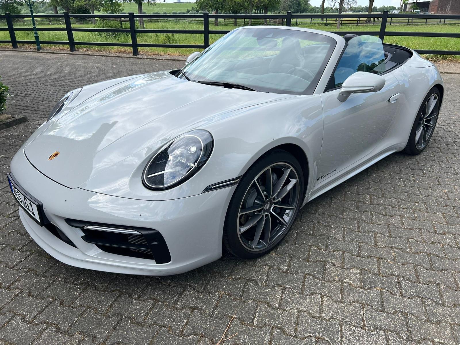 Porsche 911 Carrera 4 Cabriolet mit Porsche - Approved