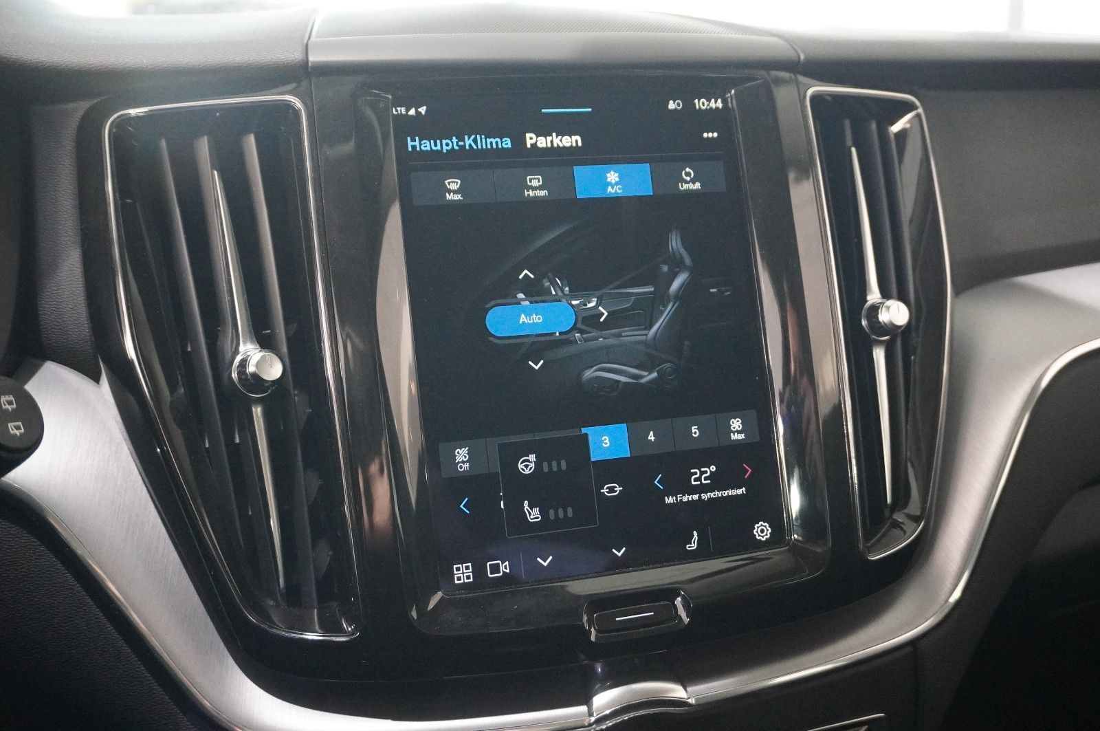 Fahrzeugabbildung Volvo XC 60 MOMENTUM PRO 2WD NAVI/LED/360°/VIRT./AHK