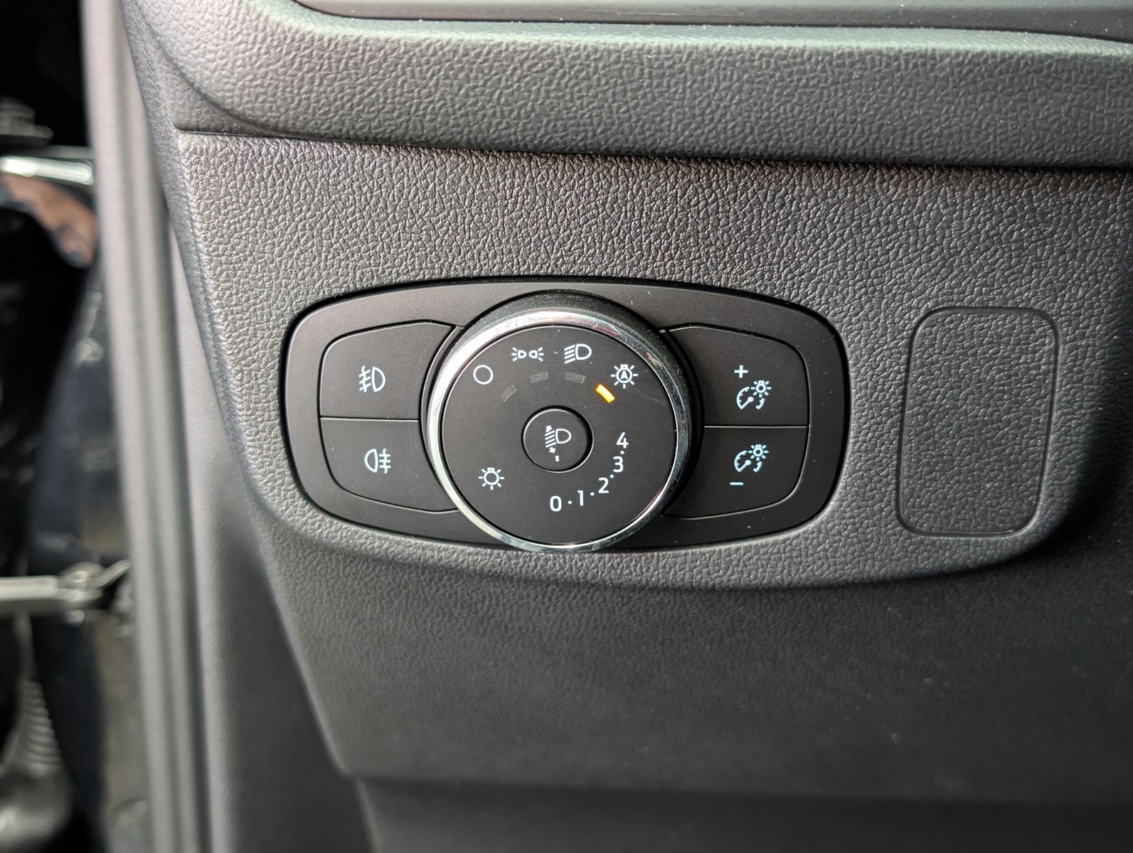 Fahrzeugabbildung Ford Focus Limo EB Active LED ACC APP KAM 17" WINTER