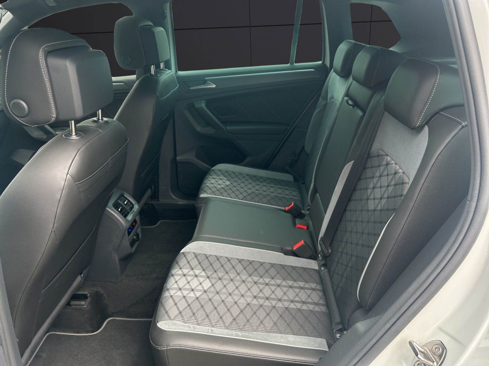 Fahrzeugabbildung Volkswagen Tiguan TSI R-Line DSG Standhzg LED AHK Navi AID