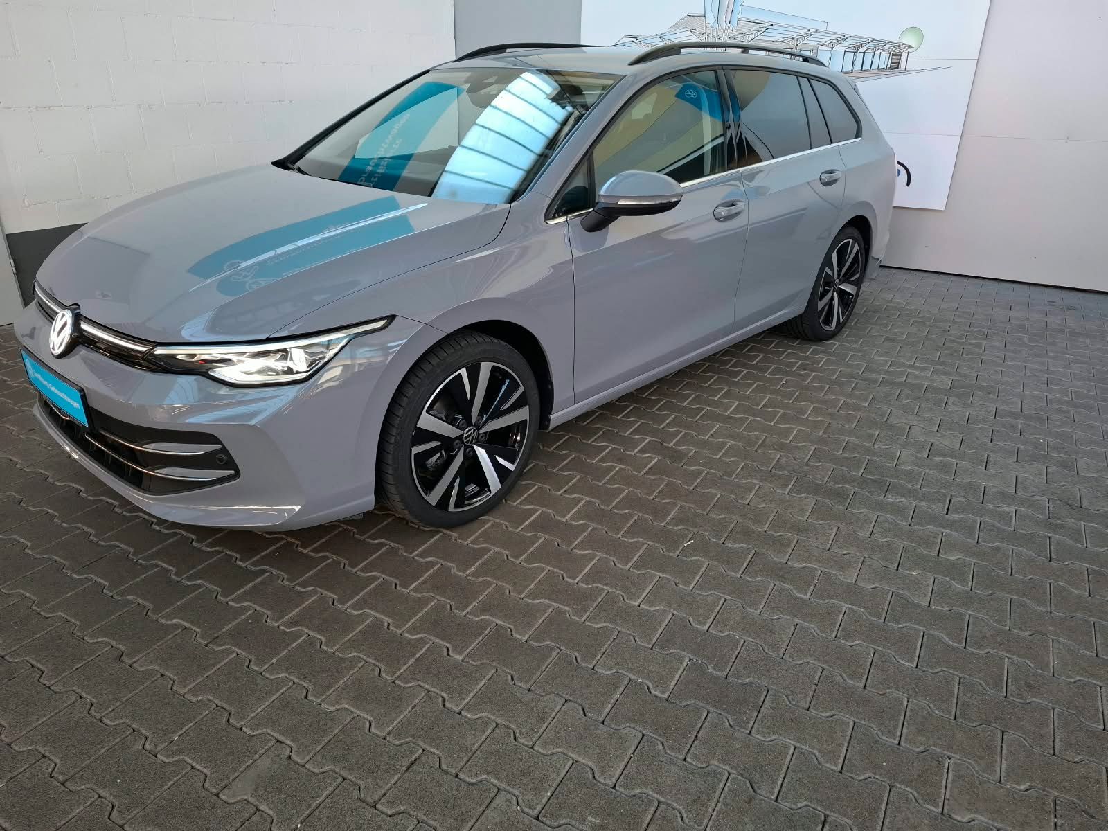 Fahrzeugabbildung Volkswagen Golf VIII Var. Style 1,5 eTSI DSG +IQ.Light+Navi