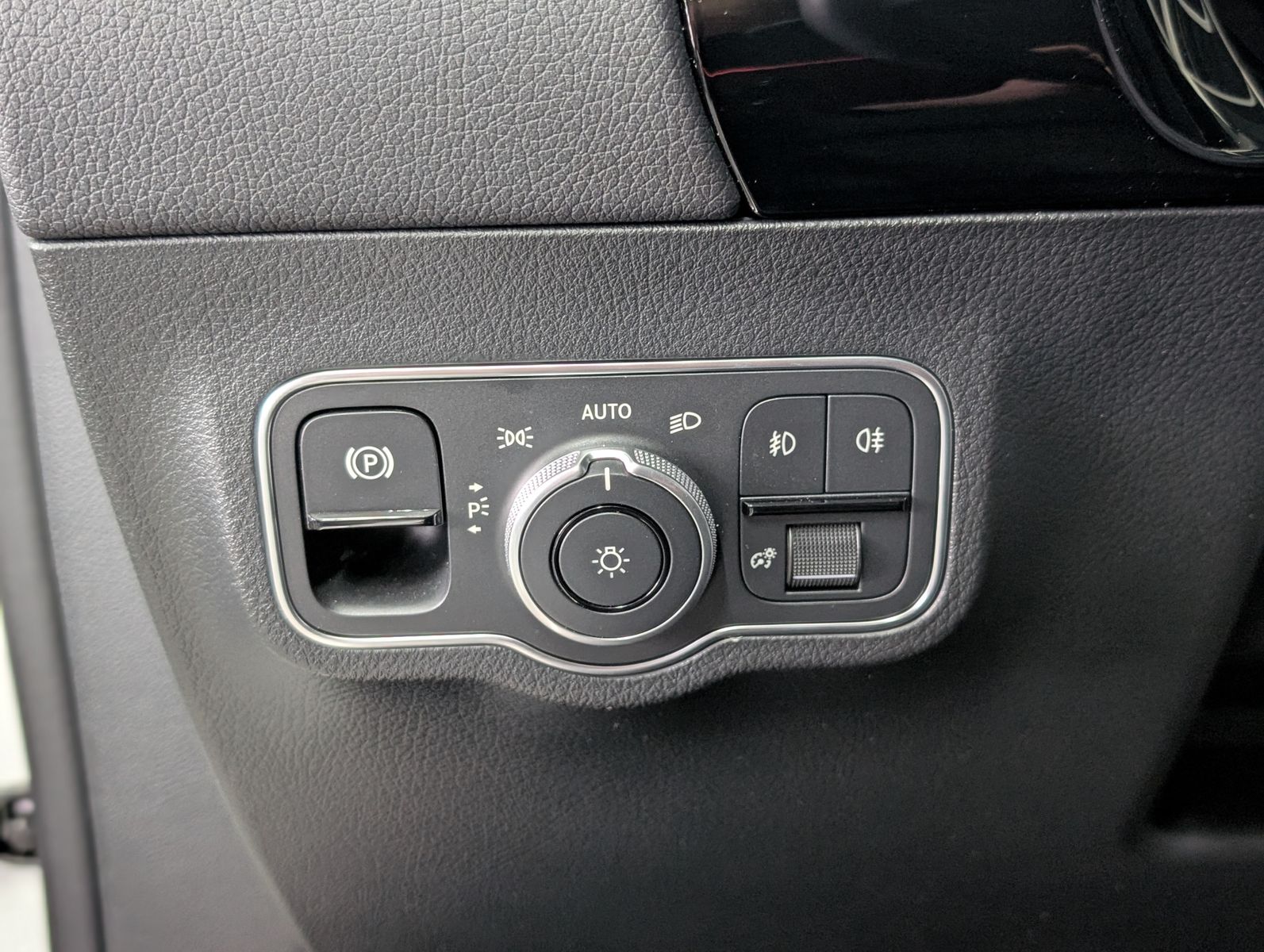 Fahrzeugabbildung Mercedes-Benz GLA 250 e LED LEDER AHK SHZ MFL VIRT KAM WinterP